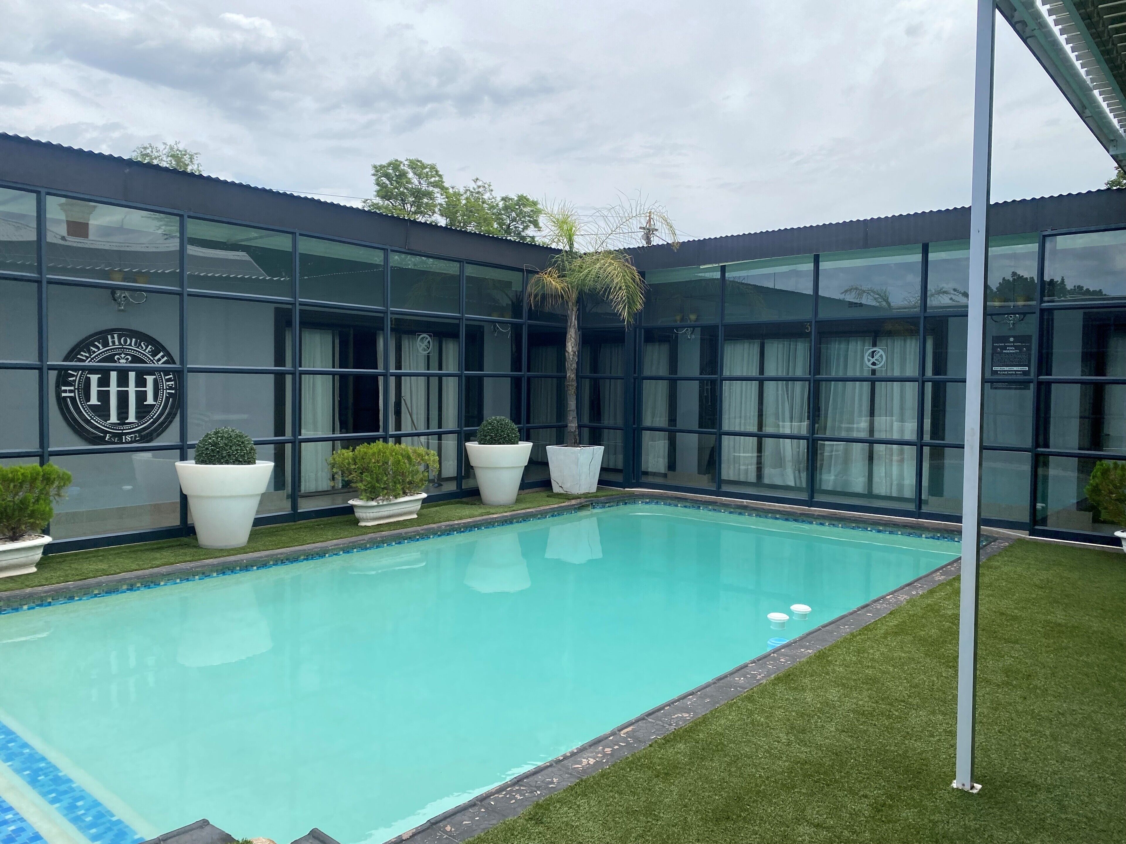 Alberca al aire libre, sombrillas en la alberca y camastros 