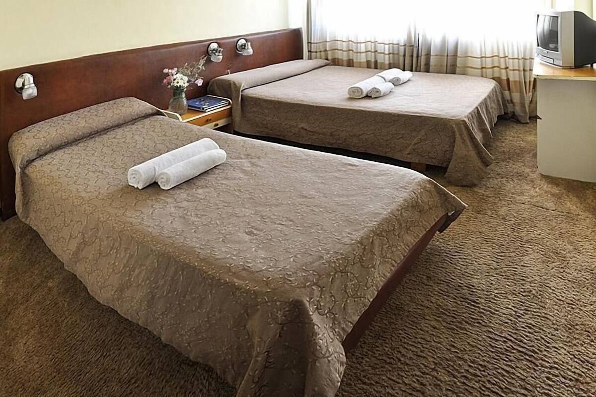 In-room safe, cribs (free), WiFi (free), bed sheets
