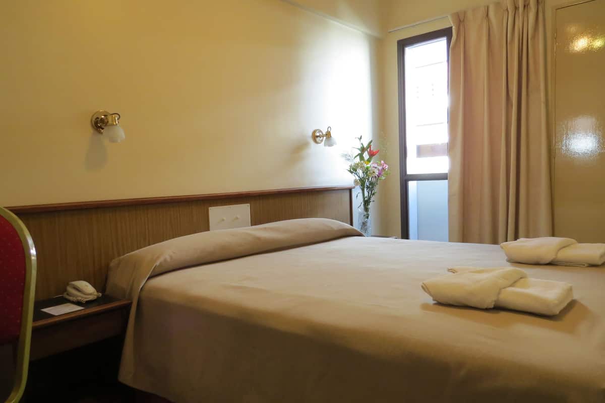 Quarto casal ou duplo | Cofres nos quartos, berços grátis, Wi-Fi de cortesia, roupa de cama