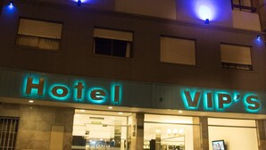 Front of property - evening/night - Vips Hotel (Mar del Plata)