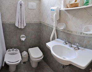 Habitación con 1 cama matrimonial o 2 individuales | Baño | Amenidades de baño gratuitas, secadora de cabello, bidet, toallas