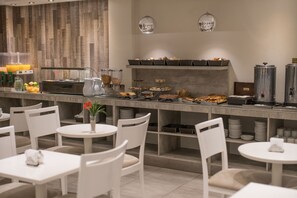 Free daily buffet breakfast  - Hotel Prince (Mar del Plata)