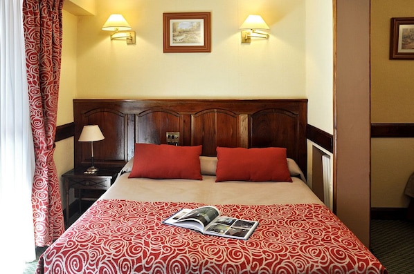 Habitación con 1 cama matrimonial o 2 individuales | Caja de seguridad en la habitación, cunas gratuitas y wifi gratis
