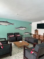 Televisión de pantalla plana de 32 pulgadas con canales por cable