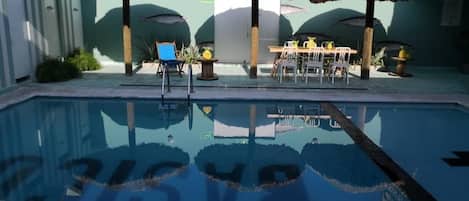 Piscine extérieure, chaises longues