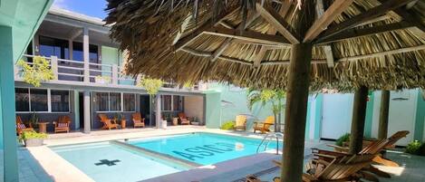 Una piscina al aire libre