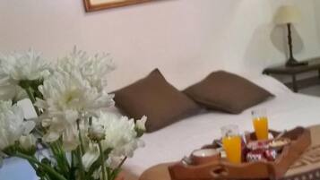 Sistema de insonorización, cunas gratuitas, wifi gratis y ropa de cama
