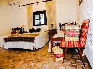 Quarto triplo | Quartos à prova de som, berços grátis, Wi-Fi de cortesia, roupa de cama