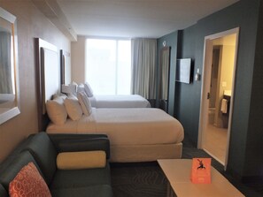 Premium bedding, desk, iron/ironing board, bed sheets - Lexington Vacations Kiss by Stark Hosp (Orlando)