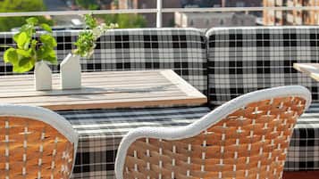 Breakfast and dinner served