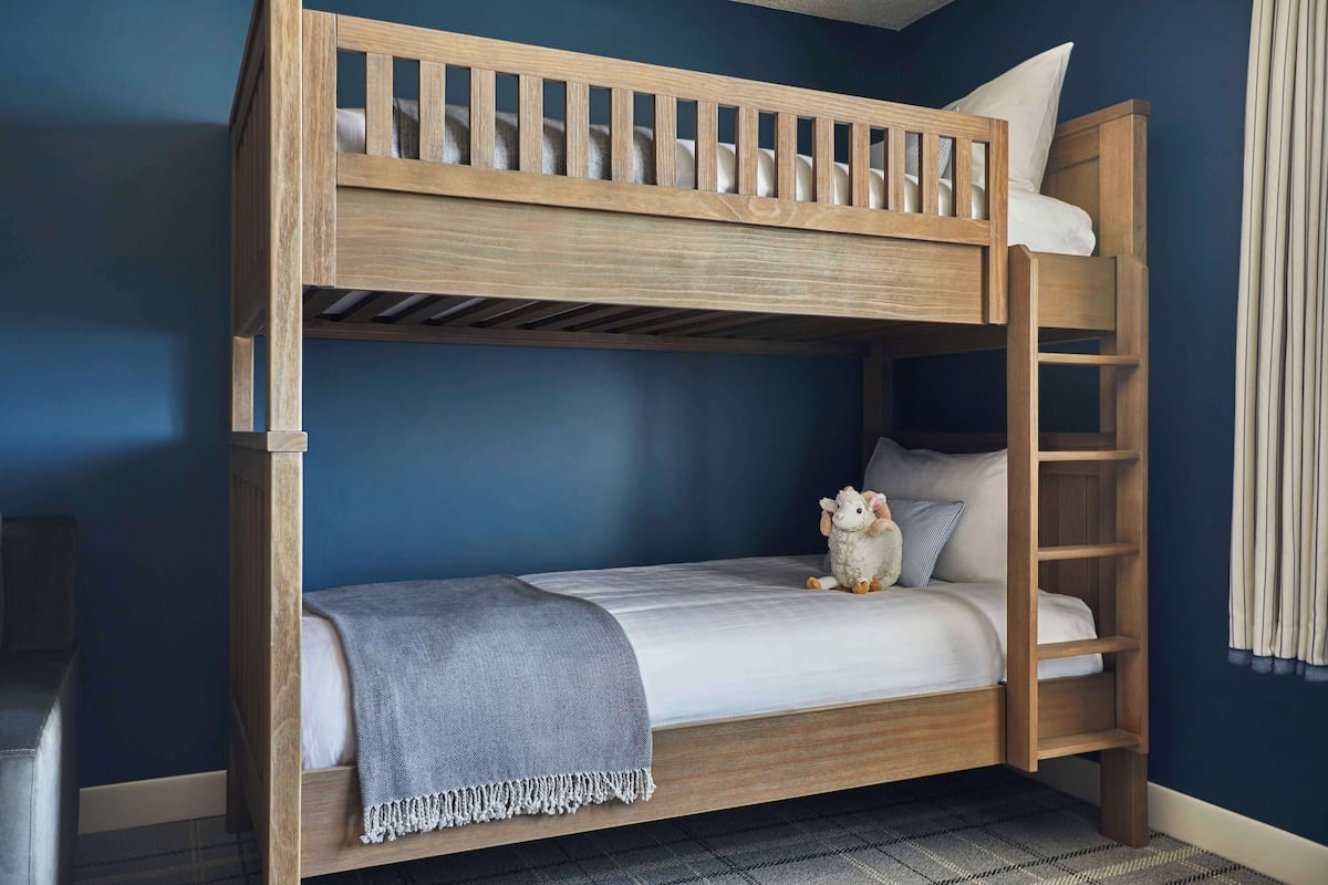 Familie suite, 1 kingsize bed (Graduate) | Luxe beddengoed, pillowtop-bedden, een kluis op de kamer, een bureau