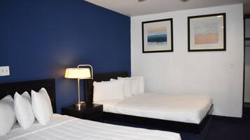 Quarto família, 2 camas Queen | Individualmente mobiliados, ferros/tábuas de passar roupa