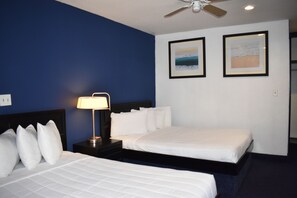 1 chambre, ameublement personnalisé, fer et planche à repasser