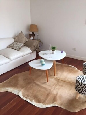 Apartamento | Sala de estar | TV de tela plana, mesa de pingue-pongue