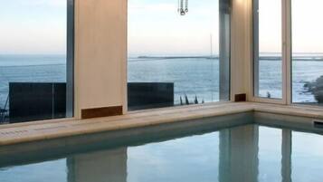 Indoor spa tub