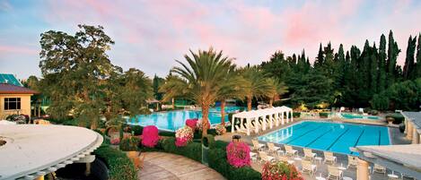 Piscine extérieure, chaises longues