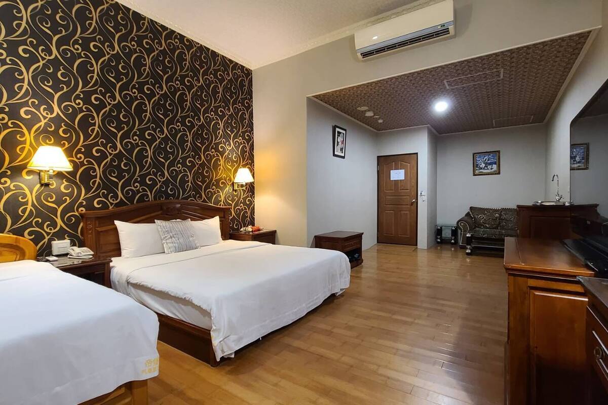 Habitación triple familiar | Escritorio, cortinas blackout, insonorización y ropa de cama