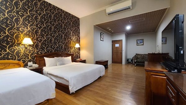 Family Triple Room | Desk, blackout drapes, soundproofing, bed sheets - Dibao motel (Ji'an)