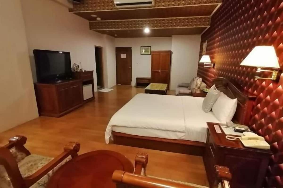 Escritorio, cortinas blackout, insonorización y ropa de cama
