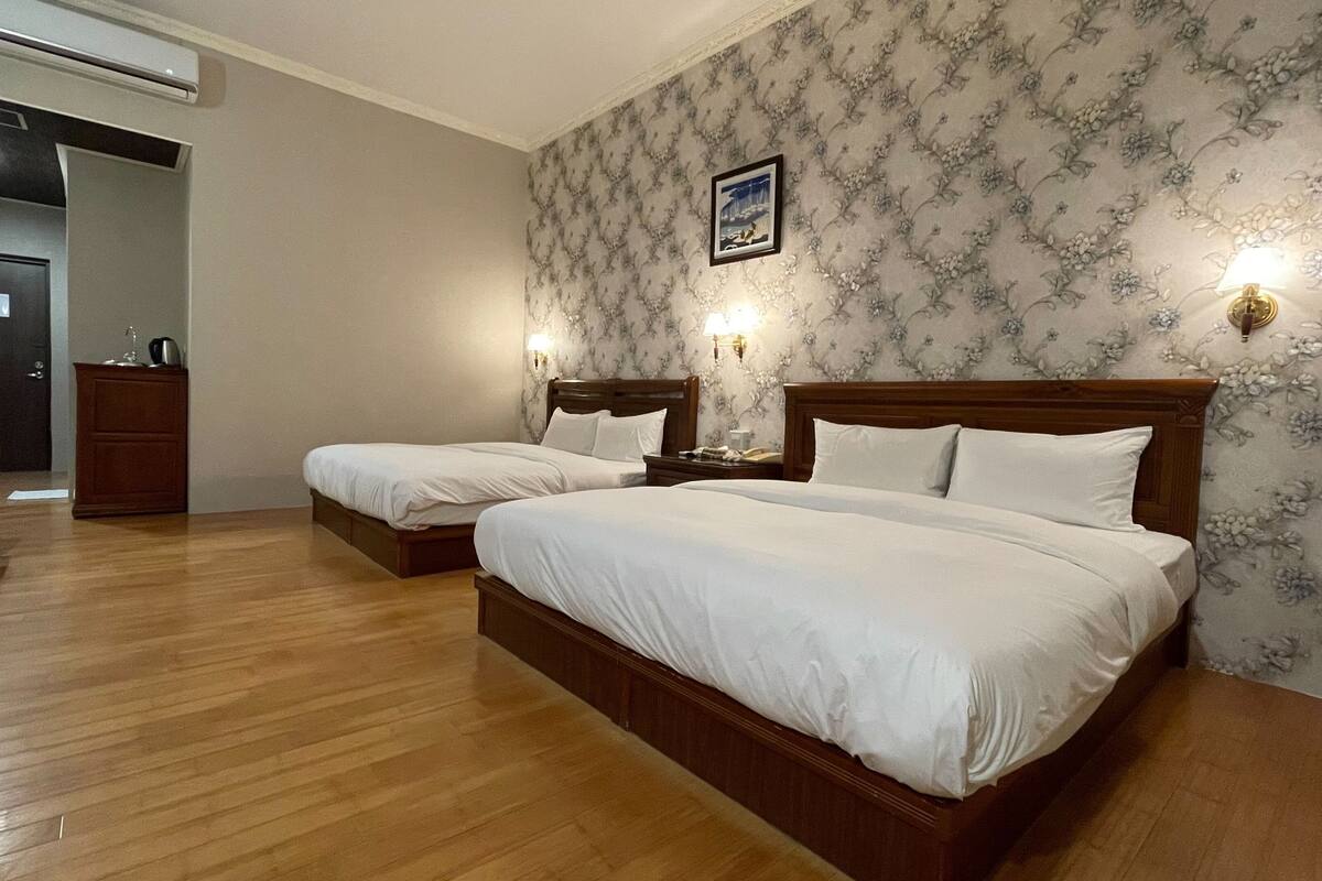 Habitación empresarial cuádruple | Escritorio, cortinas blackout, insonorización y ropa de cama