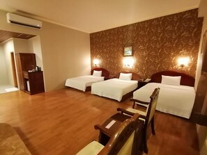 Escritorio, cortinas blackout, insonorización y ropa de cama
