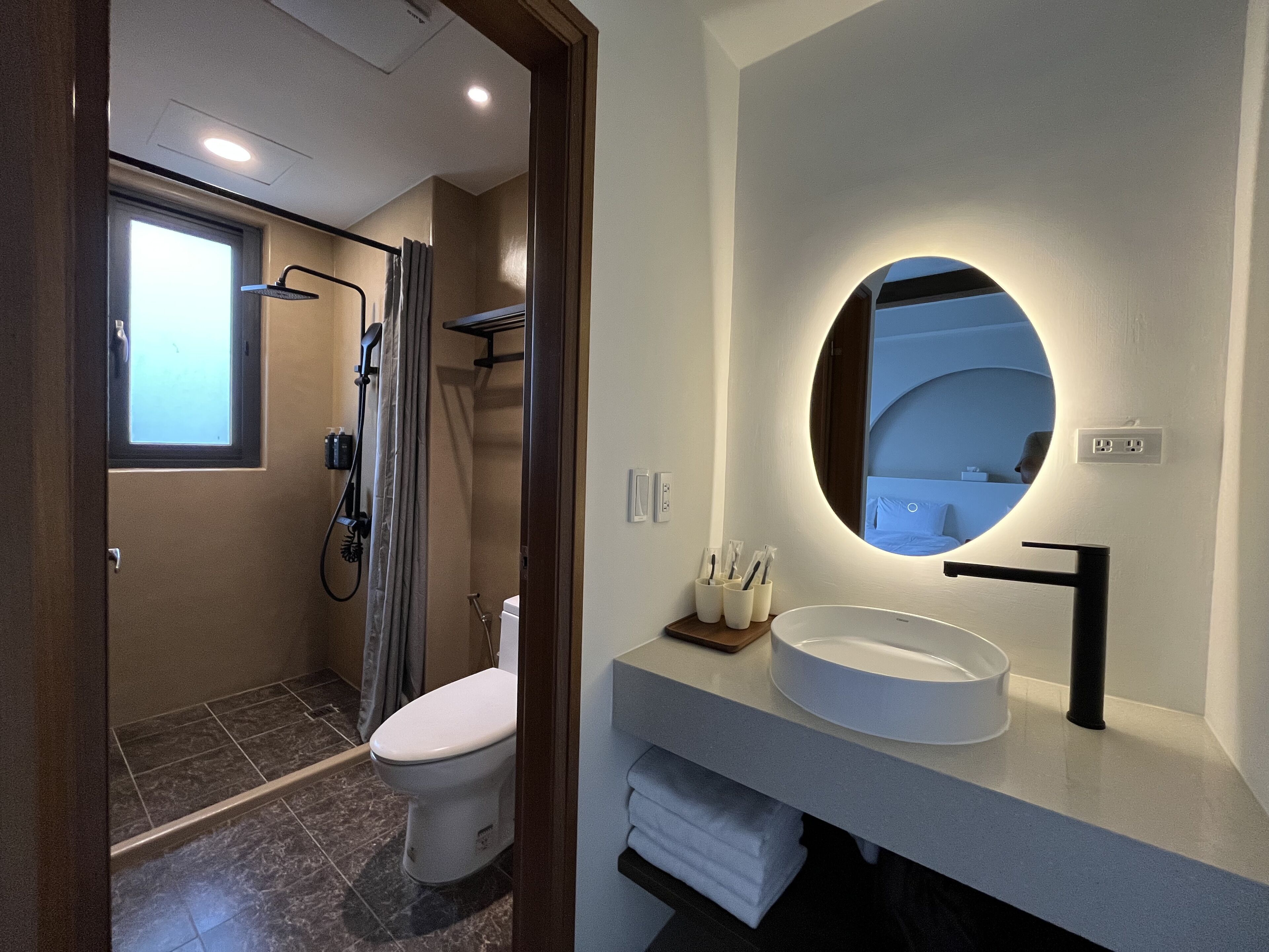 Standard Quadruple Room | Bathroom | Shower, free toiletries, hair dryer, slippers
