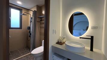 Standard Quadruple Room | Bathroom | Shower, free toiletries, hair dryer, slippers