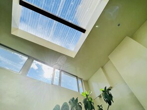 Escritorio, cortinas blackout, wifi gratis y ropa de cama 