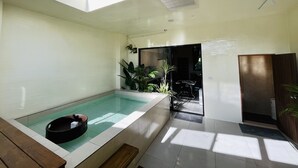 Kolam renang tertutup