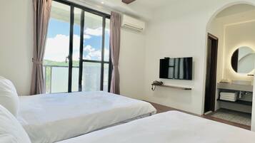 5 bedrooms, desk, blackout drapes, free WiFi