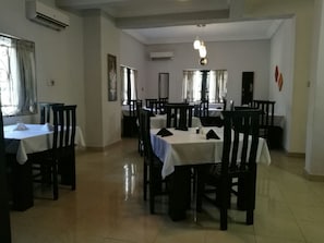 2 restaurants, breakfast, lunch, dinner served; local cuisine - Villa Nuee (Abuja)