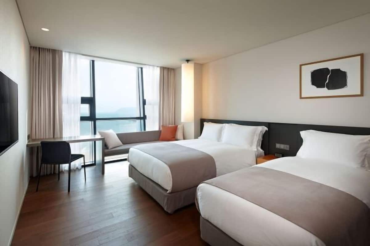 1 bedroom, premium bedding, in-room safe, desk
