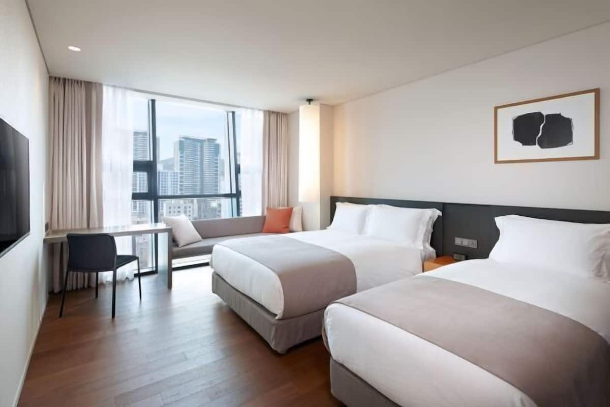 1 bedroom, premium bedding, in-room safe, desk