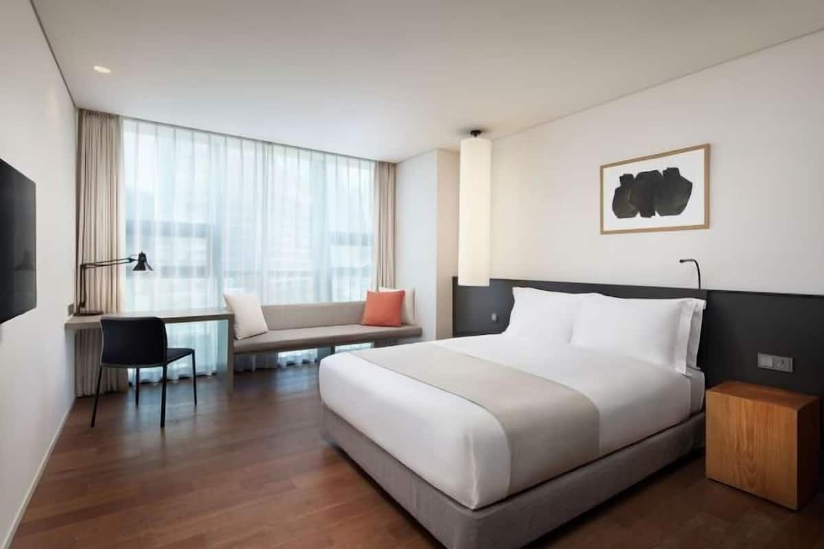 1 bedroom, premium bedding, in-room safe, desk
