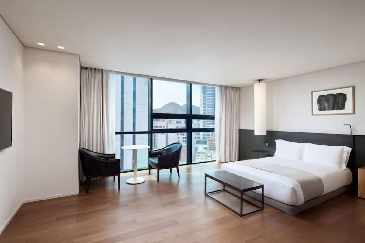 1 bedroom, premium bedding, in-room safe, desk