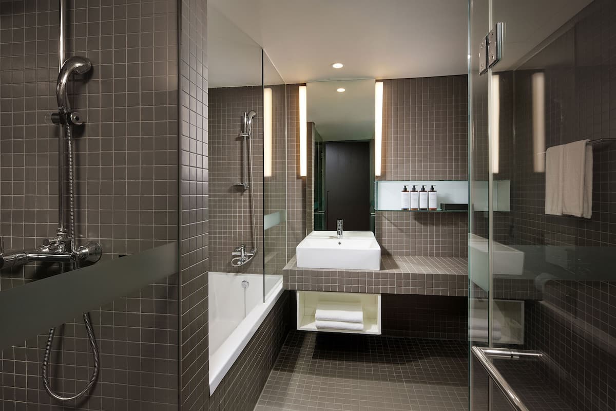 Baignoire relaxante profonde, articles de toilette de luxe