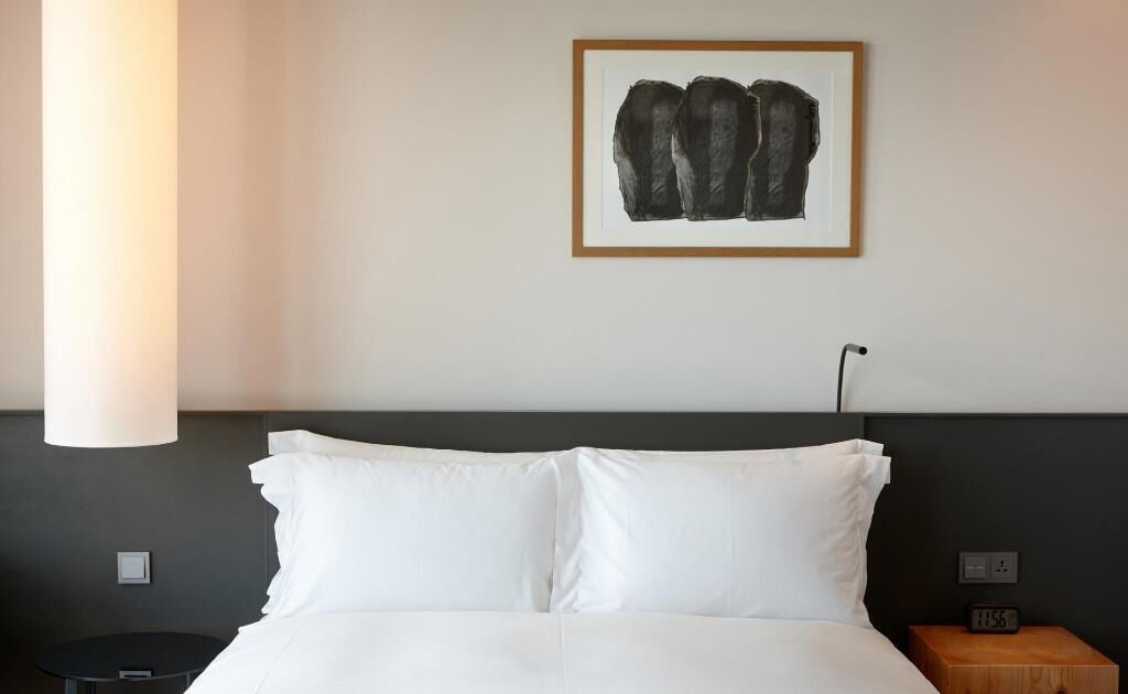 Ylelliset vuodevaatteet, tallelokero huoneessa, työpöytä, pimennysverhot