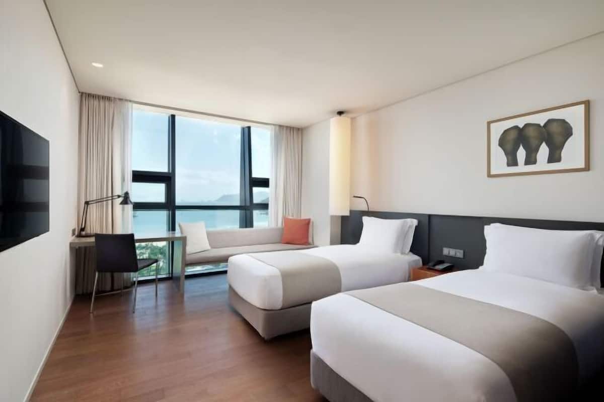 1 bedroom, premium bedding, in-room safe, desk