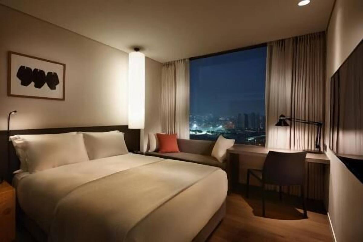 Premium bedding, in-room safe, desk, blackout curtains