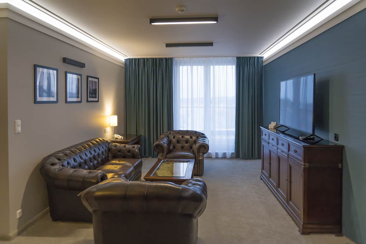 grand studio suite, 1 bedroom, partial lake view | lobby sitting area