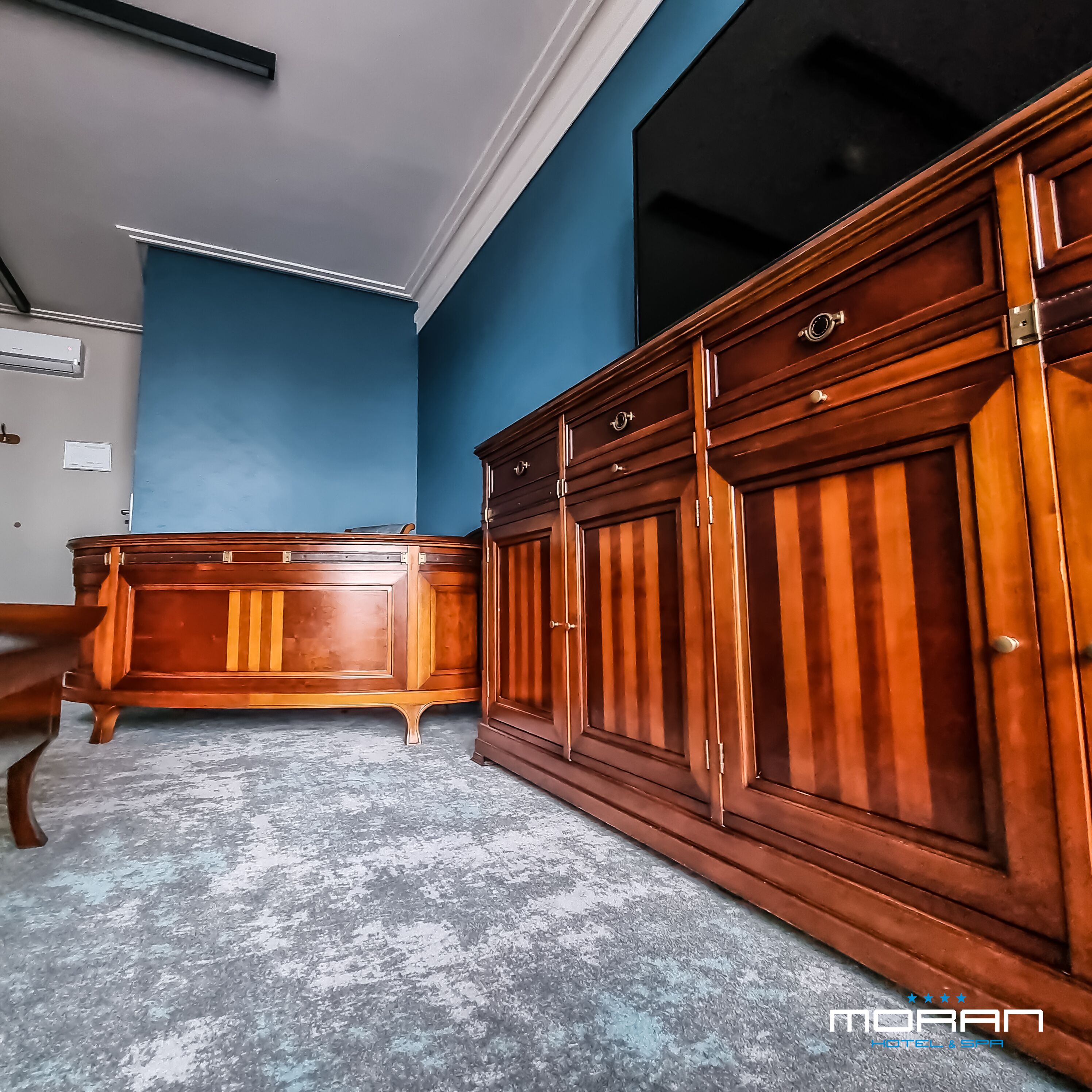 executive apartment, 1 bedroom, partial lake view | 1 bedroom, premium bedding, desk, iron/ironing board