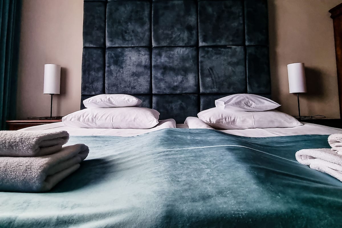 Appartamento Executive, 1 camera da letto, vista lago parziale | 1 camera, biancheria da letto di alta qualità, una scrivania