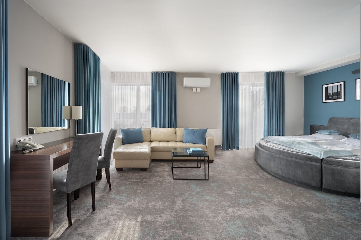 Juniorsvit - sjöutsikt | 1 sovrum, sängtillbehör av högsta kvalitet och skrivbord