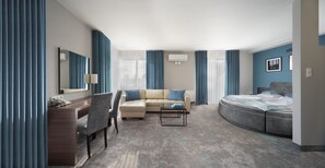 Suite junior, vista al lago | Ropa de cama de alta calidad y escritorio 