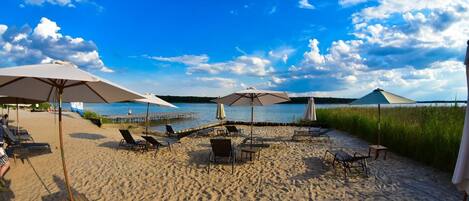 Plage privée, chaises longues, parasols, beach-volley