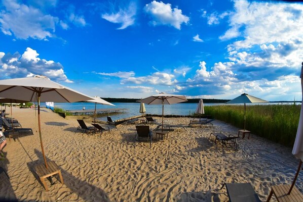 Private beach, sun loungers, beach umbrellas, beach volleyball - Hotel Moran SPA (Powidz)