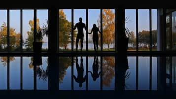 Inomhuspool och solstolar