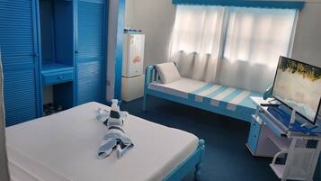 Family Room | Minibar, in-room safe, desk, free WiFi