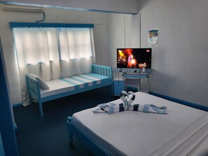 Chambre Familiale | Minibar, coffres-forts dans les chambres, bureau, Wi-Fi gratuit