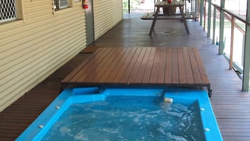 Bồn tắm spa ngoài trời
